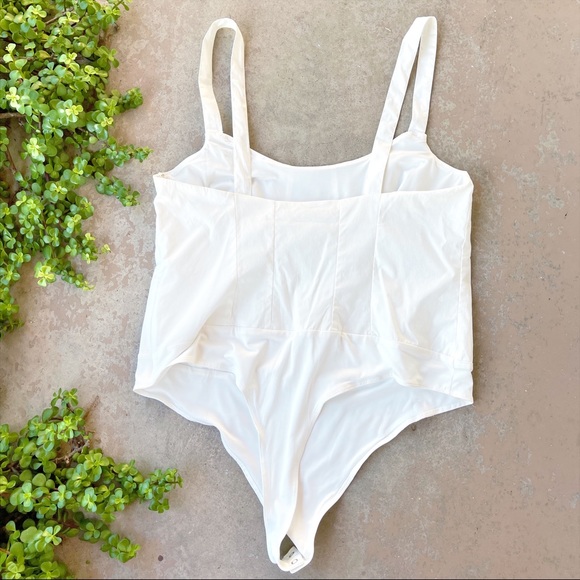 Good American Contoured Poplin Bodysuit in White - Picture 2 of 5